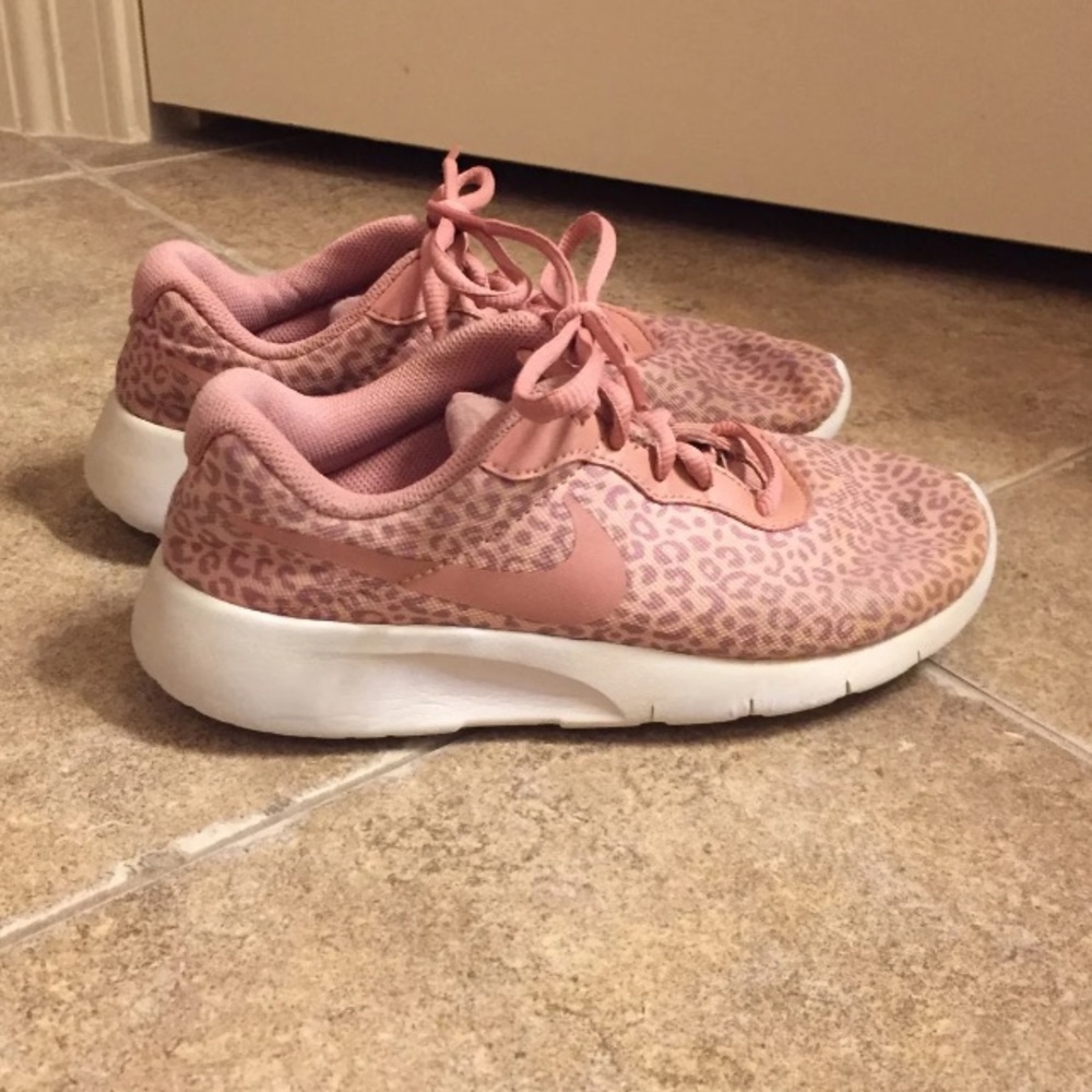 Girls Nike pink cheetah tanjun Tennis Shoes 3.5Y
